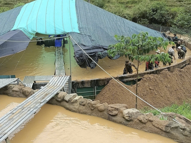 Quả đồi sạt lở, đất tràn xuống trại nuôi cá tầm, thiệt hại gần 8 tỉ đồng- Ảnh 2. Quả đồi sạt lở, đất tràn xuống trại nuôi cá tầm, thiệt hại gần 8 tỉ đồng- Ảnh 2.