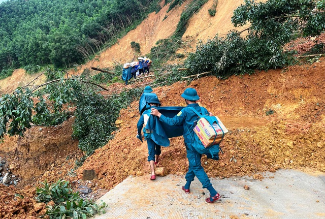 Xuyên rừng, vượt sạt lở cõng lương thực cứu trợ ngàn hộ dân bị cô lập- Ảnh 3. Xuyên rừng, vượt sạt lở cõng lương thực cứu trợ ngàn hộ dân bị cô lập- Ảnh 3.