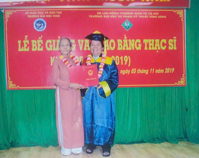 Sống là để yêu thương - Ảnh 1.