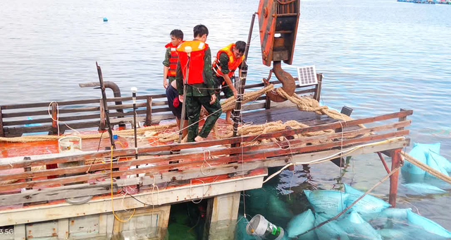 Bộ đội Biên phòng Hòn Chuối hỗ trợ lai dắt tàu cá bị chìm vào bờ - Ảnh 2.