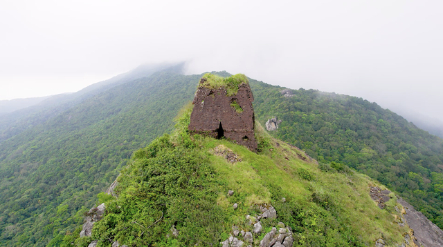 Th&aacute;p Chăm&nbsp;kỳ lạ&nbsp;tr&ecirc;n đỉnh đ&aacute; khổng lồ- Ảnh 4.