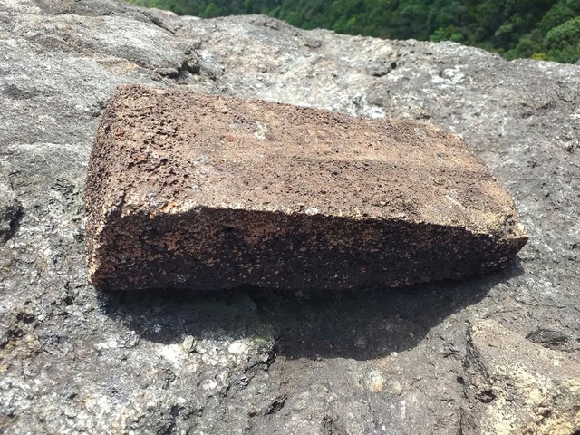 Th&aacute;p Chăm&nbsp;kỳ lạ&nbsp;tr&ecirc;n đỉnh đ&aacute; khổng lồ- Ảnh 6.