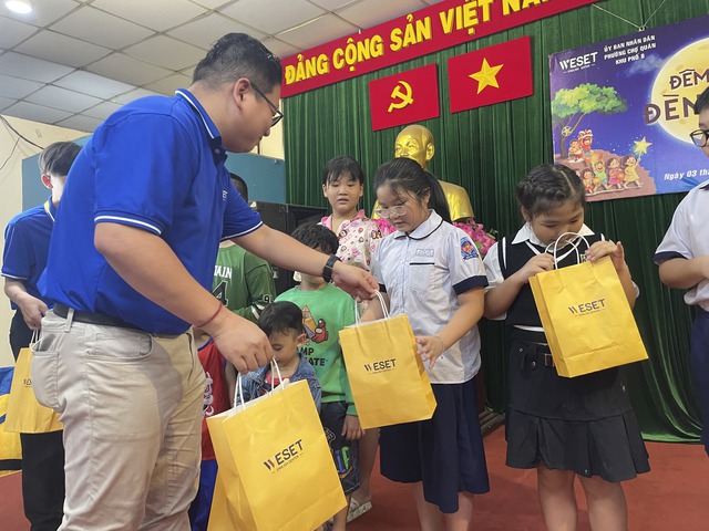 Lần đầu tiên em được hòa vào Trung thu đông vui như thế này - Ảnh 3.