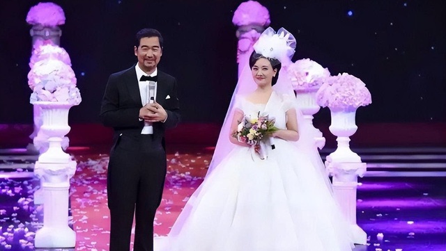 

Năm 1988, Trương Quốc Lập và Đặng Tiệp quen biết khi hợp tác trong Tử Thủy Vi Lan. Họ nhanh chóng nảy sinh tình cảm nhưng khi ấy Trương Quốc Lập đã có vợ con. Bên nhau hơn 30 năm, Đặng Tiệp mới được mặc váy cưới  
