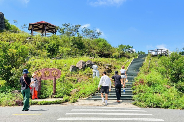 Du khách đến bán đảo Sơn Trà tăng mạnh sau 3 năm đóng cửa vì sạt lở - Ảnh 2. Du khách đến bán đảo Sơn Trà tăng mạnh sau 3 năm đóng cửa vì sạt lở - Ảnh 2.