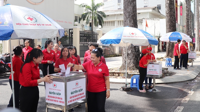 Hội Chữ thập đỏ TP.HCM phát động quyên góp ủng hộ đồng bào bị thiên tai - Ảnh 3.