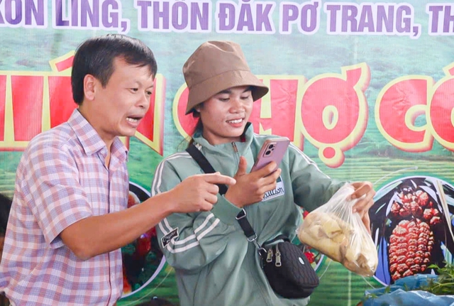 Livestream bán nông sản, người dân vùng…