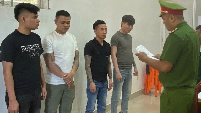 Đà Nẵng: Bắt tạm giam nhóm côn đồ mang dao kiếm xông vào quán karaoke chém người- Ảnh 1.