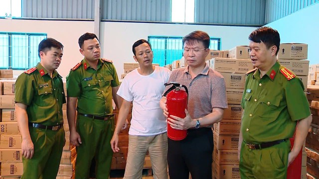 2 anh em ruột bị bắt giam vì sản xuất hơn 2 triệu bình chữa cháy giả - Ảnh 3.