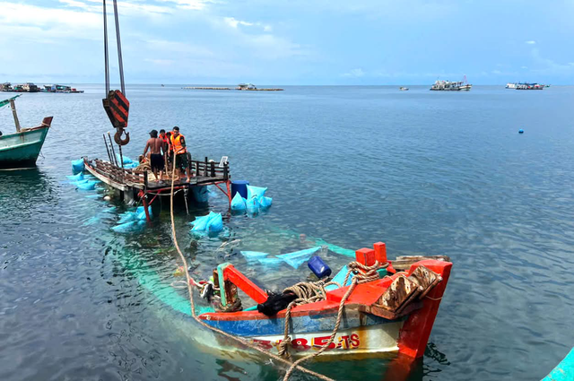 Bộ đội Biên phòng Hòn Chuối hỗ trợ lai dắt tàu cá bị chìm vào bờ - Ảnh 1.