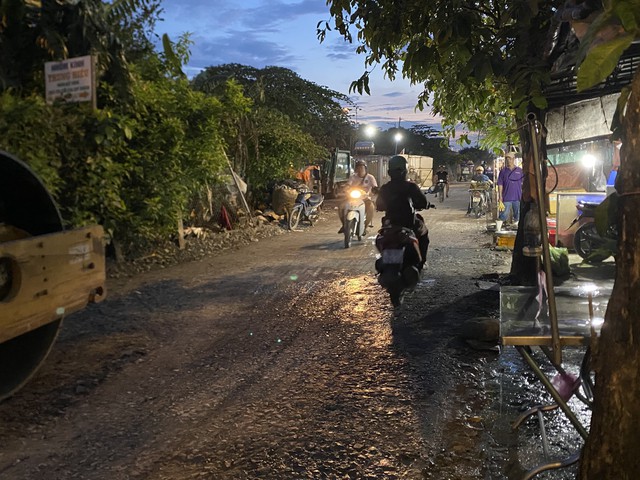 TP.HCM khẩn cấp xử lý ổ gà, rác, ngập nước ở đường Kha Vạn Cân - Ảnh 2.