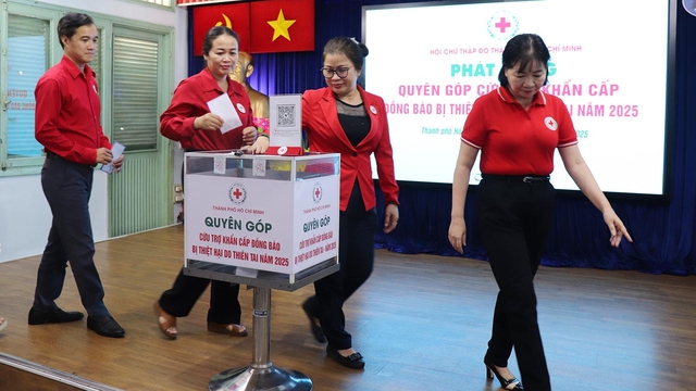 Hội Chữ thập đỏ TP.HCM phát động quyên góp ủng hộ đồng bào bị thiên tai - Ảnh 2.