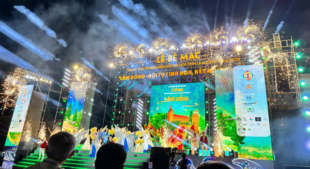 Phương Mỹ Chi khuấy động quảng trường Phan Thiết bằng giọng hát dân ca ngọt lịm- Ảnh 7.