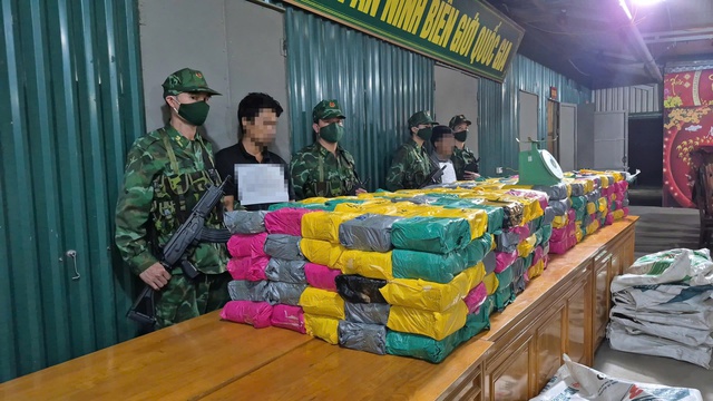Quảng Trị: 2 người Lào bị bắt khi vận chuyển 500 kg ma túy về Việt Nam- Ảnh 1. Quảng Trị: 2 người Lào bị bắt khi vận chuyển 500 kg ma túy về Việt Nam- Ảnh 1.