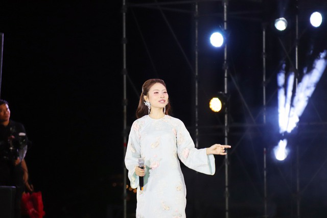 Phương Mỹ Chi khuấy động quảng trường Phan Thiết bằng giọng hát dân ca ngọt lịm- Ảnh 2.
