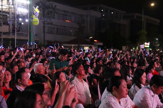 Phương Mỹ Chi khuấy động quảng trường Phan Thiết bằng giọng hát dân ca ngọt lịm- Ảnh 4.