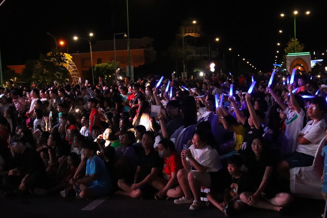 Phương Mỹ Chi khuấy động quảng trường Phan Thiết bằng giọng hát dân ca ngọt lịm- Ảnh 5.