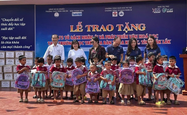 Báo Thanh Niên tổ chức tặng tủ sách, qu…