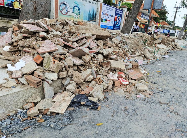 Vỉa h&egrave; Ngổn ngang trước cổng trường THCS Huỳnh Văn Nghệ g&acirc;y kh&oacute; khăn cho học sinh - Ảnh 1.