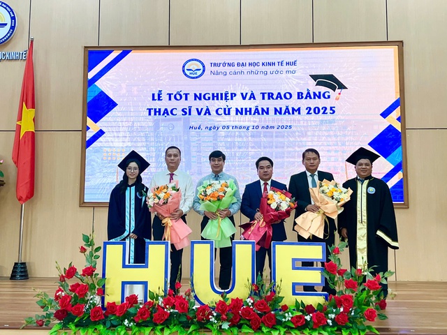 Nữ thủ khoa đầu ra Trường ĐH Kinh tế Huế chia sẻ bí quyết đạt điểm cao- Ảnh 2. Nữ thủ khoa đầu ra Trường ĐH Kinh tế Huế chia sẻ bí quyết đạt điểm cao- Ảnh 2.