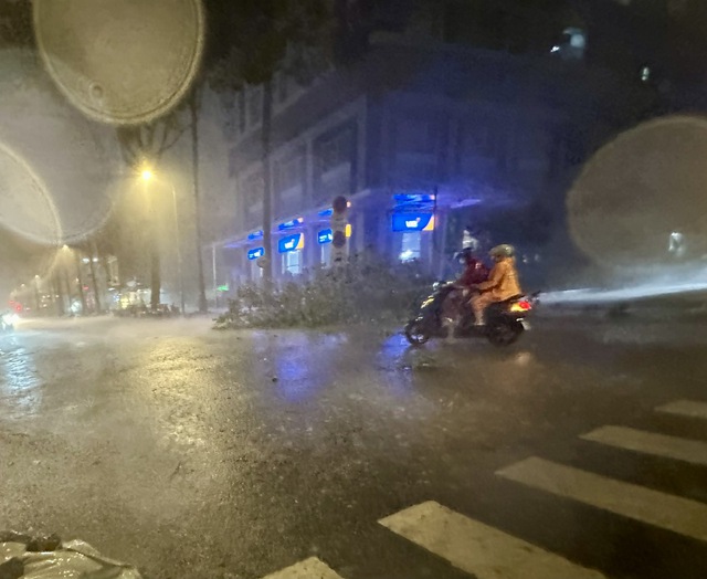 Đêm Trung thu, TP.HCM bất ngờ xuất hiện mưa giông rất mạnh
- Ảnh 1.