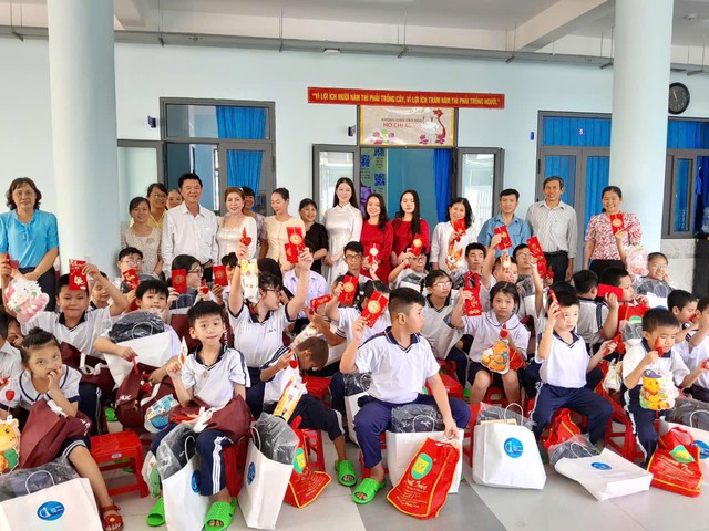 Tiệm v&agrave;ng Kim T&agrave;i Ph&uacute;c trao qu&agrave; Trung thu cho c&aacute;c em Trường Hy Vọng quận 8  - Ảnh 1.