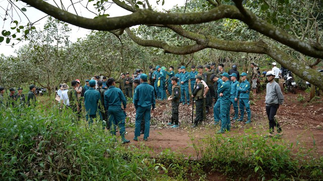 Gần 500 cán bộ, chiến sĩ tinh nhuệ tham gia truy bắt Lê Sỹ Tùng - Ảnh 4. Gần 500 cán bộ, chiến sĩ tinh nhuệ tham gia truy bắt Lê Sỹ Tùng - Ảnh 4.