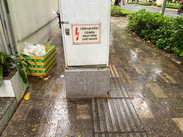 Vỉa hè ở TP.HCM: Người mù, người đi xe …