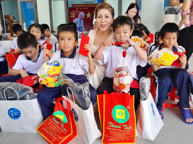 Tiệm v&agrave;ng Kim T&agrave;i Ph&uacute;c trao qu&agrave; Trung thu cho c&aacute;c em Trường Hy Vọng quận 8  - Ảnh 2.