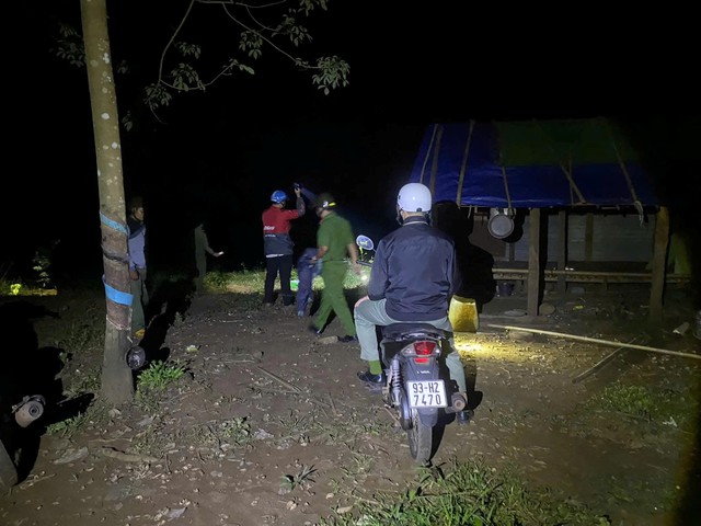 Gần 500 cán bộ, chiến sĩ tinh nhuệ tham gia truy bắt Lê Sỹ Tùng - Ảnh 3. Gần 500 cán bộ, chiến sĩ tinh nhuệ tham gia truy bắt Lê Sỹ Tùng - Ảnh 3.