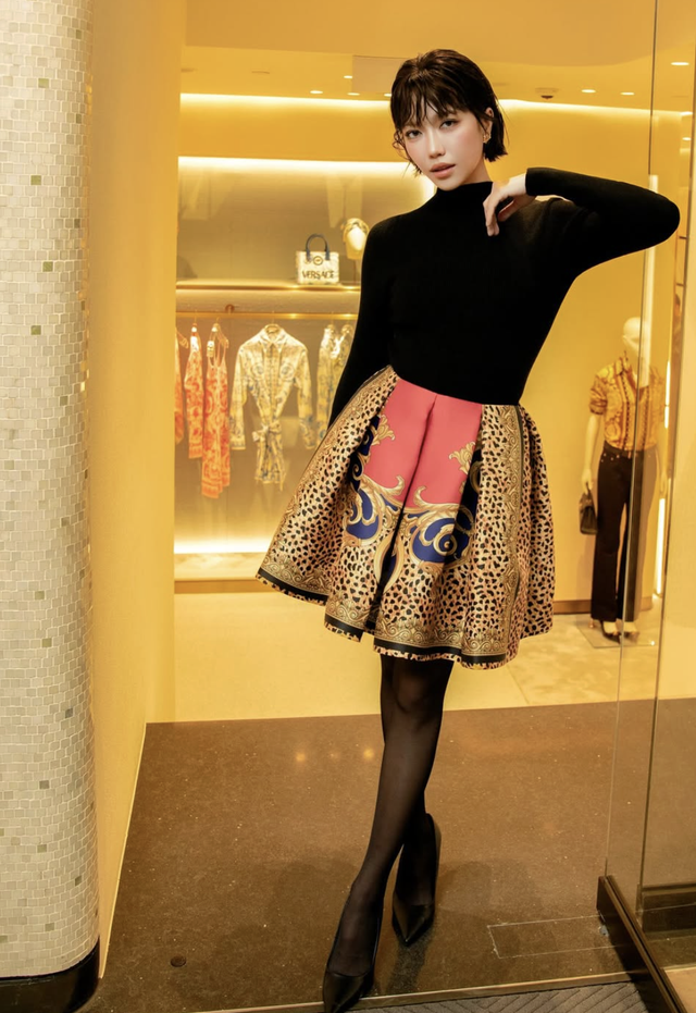 Tôn dáng và thời thượng cùng chân váy ngắn xếp ly- Ảnh 7. Tôn dáng và thời thượng cùng chân váy ngắn xếp ly- Ảnh 7.