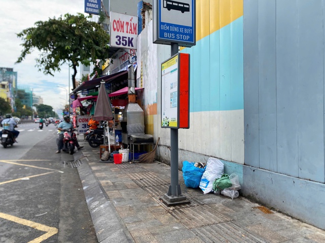 Người mù, người đi xe lăn trên vỉa hè ở TP.HCM bị 'bẫy' vì điều này - Ảnh 3.