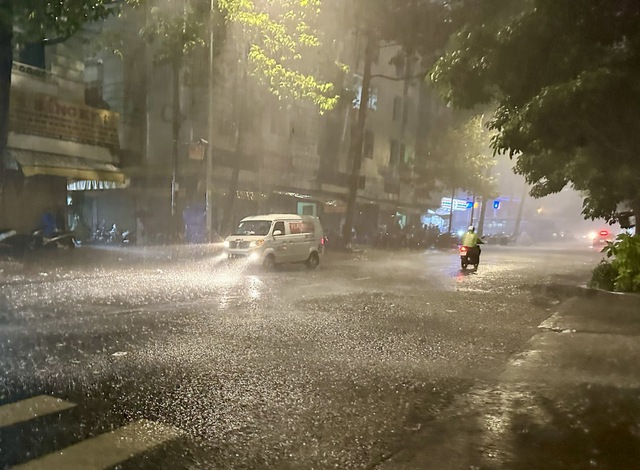 Đêm Trung thu, TP.HCM bất ngờ xuất hiện mưa giông rất mạnh
- Ảnh 7.