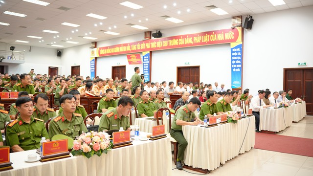 Gần 500 cán bộ, chiến sĩ tinh nhuệ tham gia truy bắt Lê Sỹ Tùng - Ảnh 8. Gần 500 cán bộ, chiến sĩ tinh nhuệ tham gia truy bắt Lê Sỹ Tùng - Ảnh 8.