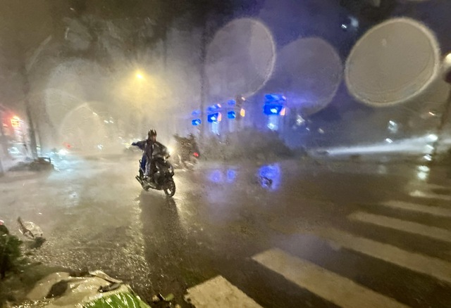 Đêm Trung thu, TP.HCM bất ngờ xuất hiện mưa giông rất mạnh
- Ảnh 5.