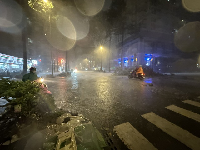 Đêm Trung thu, TP.HCM bất ngờ xuất hiện mưa giông rất mạnh
- Ảnh 2.