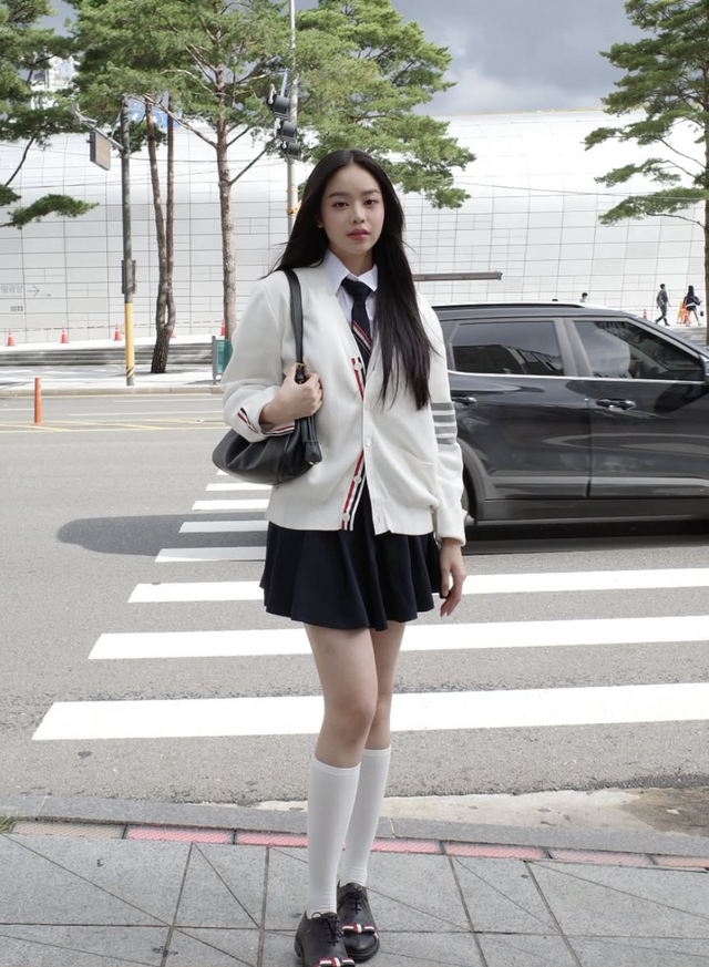 Tôn dáng và thời thượng cùng chân váy ngắn xếp ly- Ảnh 4. Tôn dáng và thời thượng cùng chân váy ngắn xếp ly- Ảnh 4.