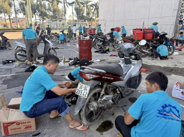 Đến v&ugrave;ng lũ sửa xe m&aacute;y, đồ điện tử miễn ph&iacute; - Ảnh 1.