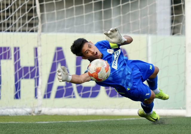 Thủ m&ocirc;n hay nhất giải Thanh Ni&ecirc;n sinh vi&ecirc;n được gọi l&ecirc;n đội tuyển L&agrave;o: Quyết đấu Malaysia- Ảnh 3.