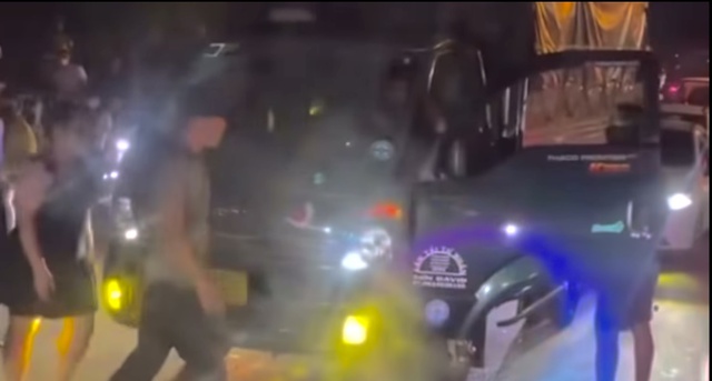 Đắk Lắk: Clip người đàn ông đánh tài xế xe tải gây bức xúc mạng xã hội - Ảnh 1. Đắk Lắk: Clip người đàn ông đánh tài xế xe tải gây bức xúc mạng xã hội - Ảnh 1.