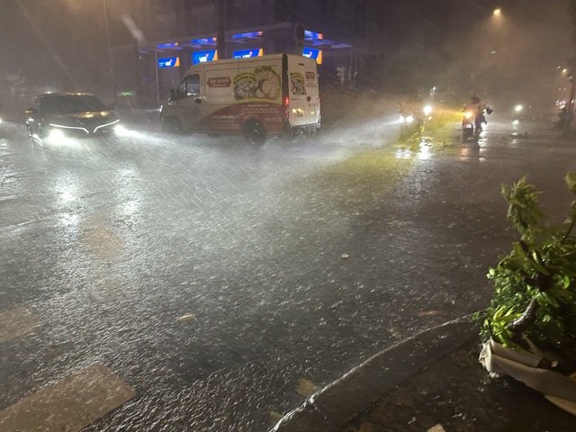 Đêm Trung thu, TP.HCM bất ngờ xuất hiện mưa giông rất mạnh
- Ảnh 3.