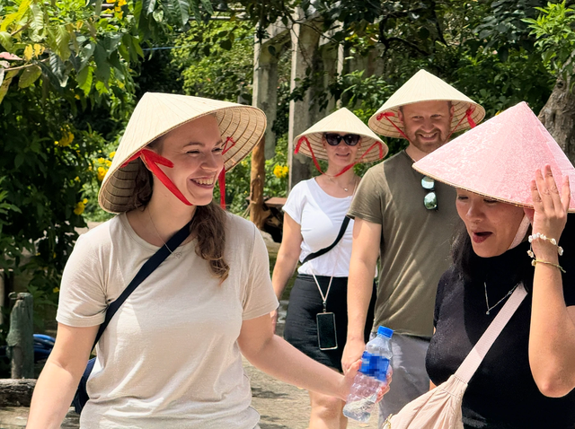 Để cán đích, ngành du lịch cần khoảng 9,6 triệu lượt khách quốc tế nữa trong 3 tháng cuối năm. ẢNH: LÊ NAM Để cán đích, ngành du lịch cần khoảng 9,6 triệu lượt khách quốc tế nữa trong 3 tháng cuối năm