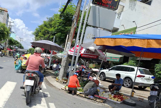 B&aacute;t nh&aacute;o nạn lấn chiếm vỉa h&egrave;, l&ograve;ng đường, điểm dừng xe bu&yacute;t - Ảnh 2.