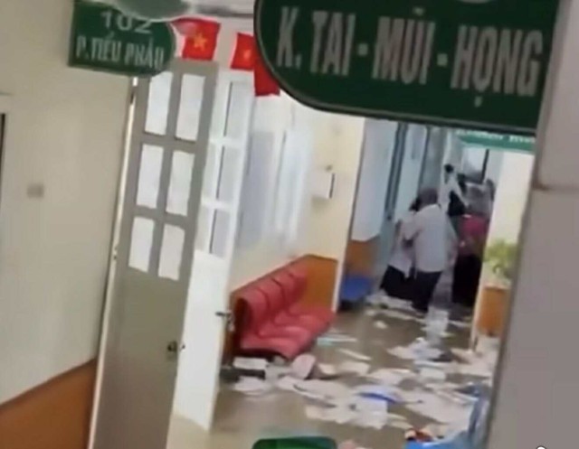 Mưa lớn ở Sơn La gây ngập bệnh viện, bác sĩ, bệnh nhân nháo nhác chạy    - Ảnh 1.