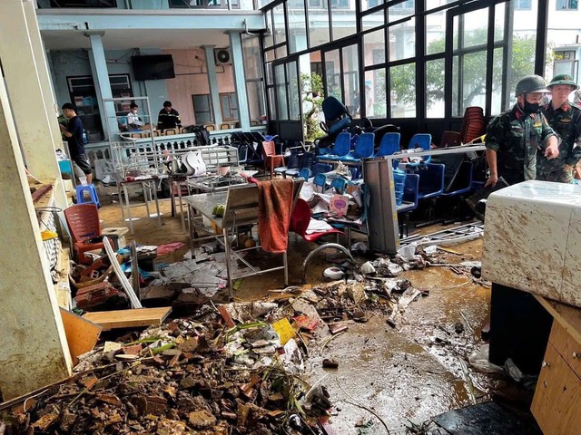 Mưa lớn ở Sơn La gây ngập bệnh viện, bác sĩ, bệnh nhân nháo nhác chạy    - Ảnh 4.