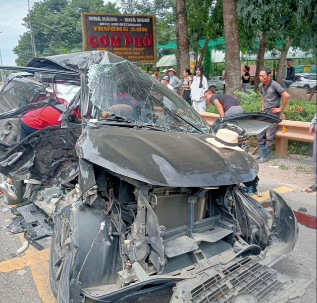 Tai nạn tại ngã ba Nghĩa trang Trường Sơn: 1 người tử vong, 3 người bị thương- Ảnh 1. Tai nạn tại ngã ba Nghĩa trang Trường Sơn: 1 người tử vong, 3 người bị thương- Ảnh 1.