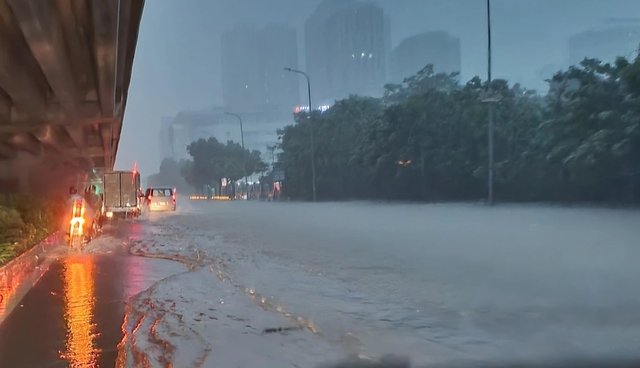 Hà Nội mưa lớn sau bão Matmo, nhiều tuyến phố đã ngập sâu - Ảnh 2.