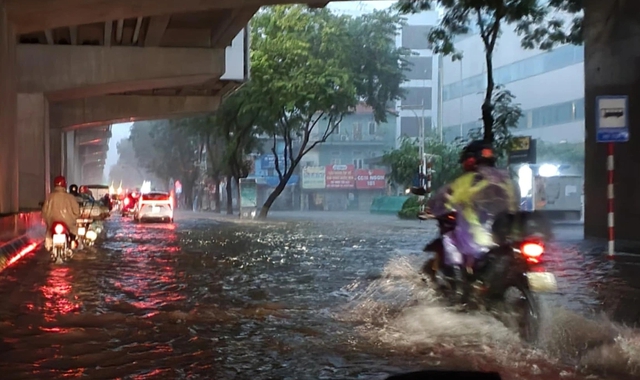 Hà Nội mưa lớn sau bão Matmo, nhiều tuyến phố đã ngập sâu - Ảnh 3.