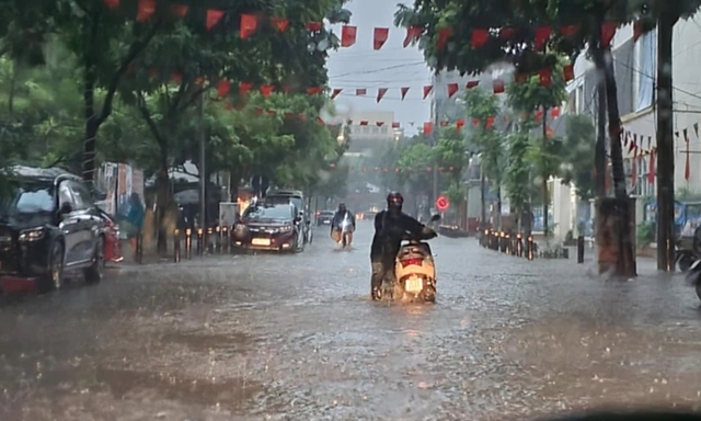 Hà Nội mưa lớn sau bão Matmo, nhiều tuyến phố đã ngập sâu - Ảnh 4.