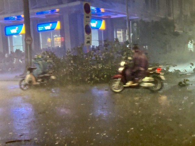 Đêm Trung thu, TP.HCM bất ngờ xuất hiện mưa giông rất mạnh
- Ảnh 4.
